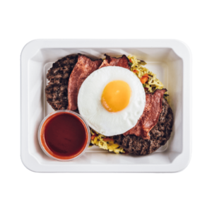 Burger wołowy z jajkiem sadzonym bekonem i ketchupem i ryżem z mango ananasem i papryką