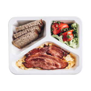 Jajecznica z bekonem żytnim pieczywem i świeżymi warzywami