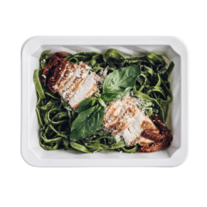 Tagliatelle verde - makaron w bazyliowym pesto z kurczakiem suszonymi pomidorami i parmezanem